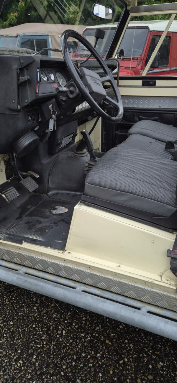 20260602_152718 Landrover One Ten V8 1983